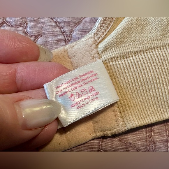 Breezies Seamless Floral Jacquard Wirefree T-Shirt Bra - Picture 9 of 14